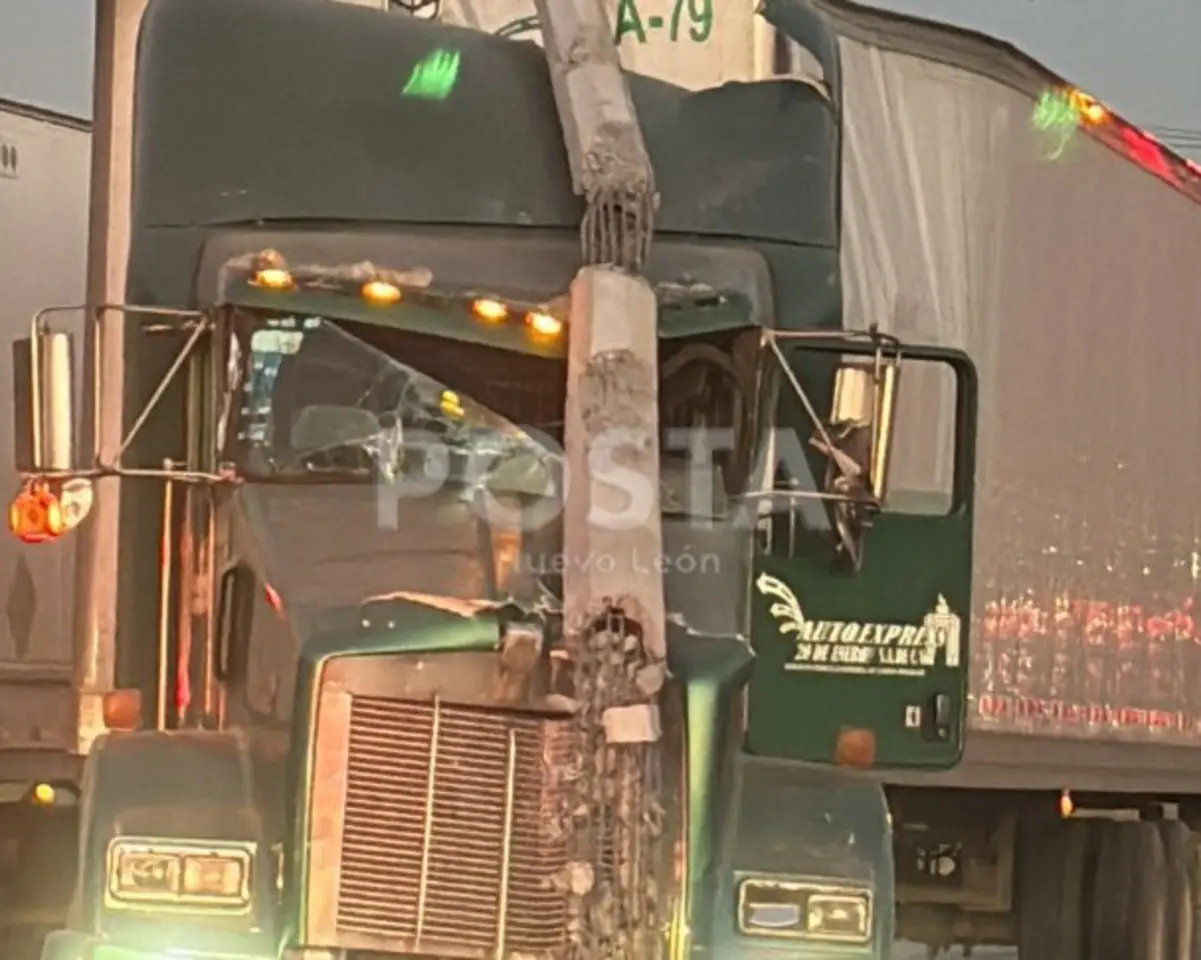 El operador, presuntamente por dormitara al volante, invadió carril y se estrelló contra dos postes de concreto. Foto: POSTA.