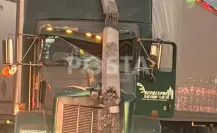 Choque de tráiler destruye negocio y genera colapso vial en Santa Catarina