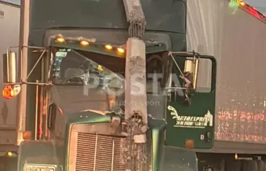 Choque de tráiler destruye negocio y genera colapso vial en Santa Catarina