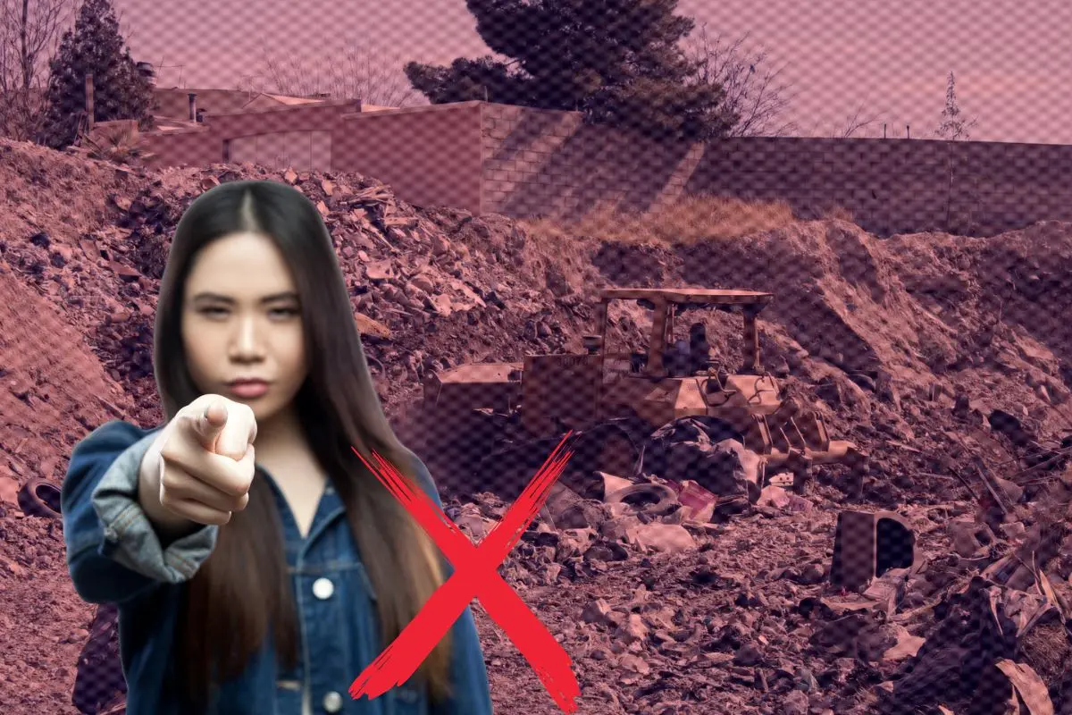 Mujer señalando, de fondo escombro y una tacha roja Foto: Canva