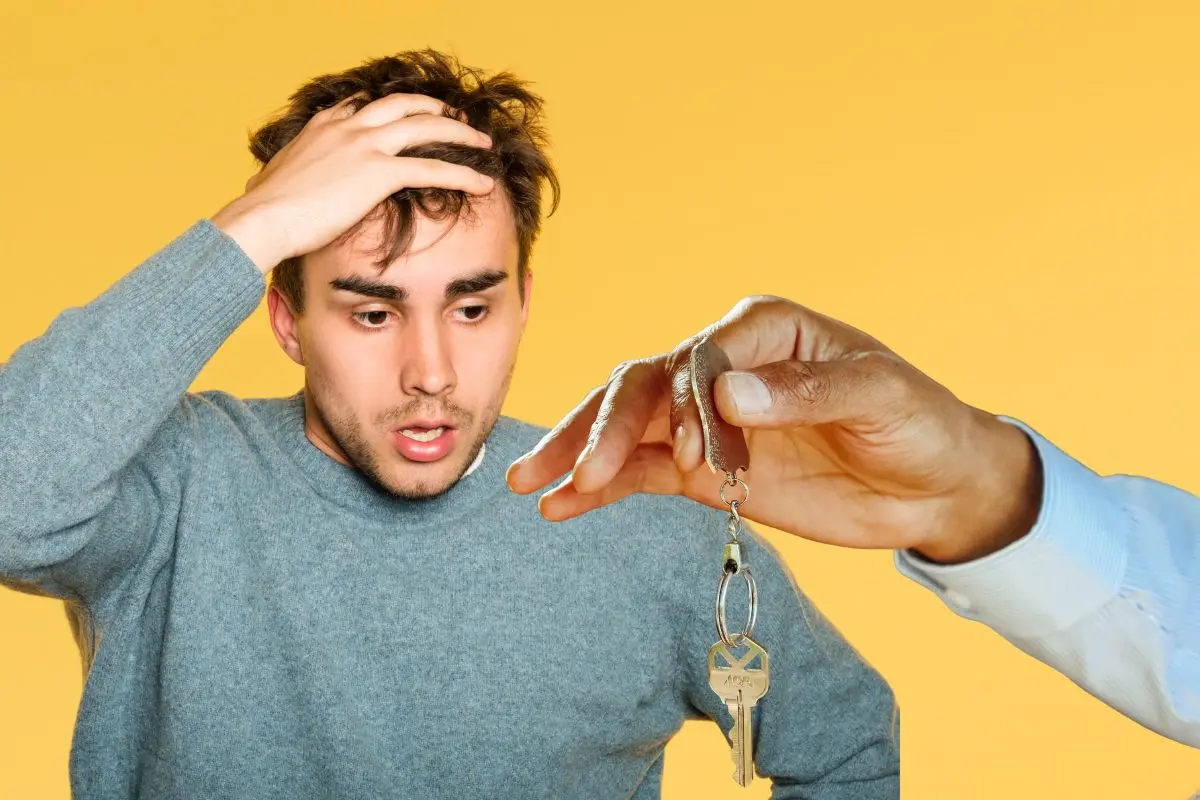 Hombre con la mano en la cabeza y a lado una mano con unas llaves