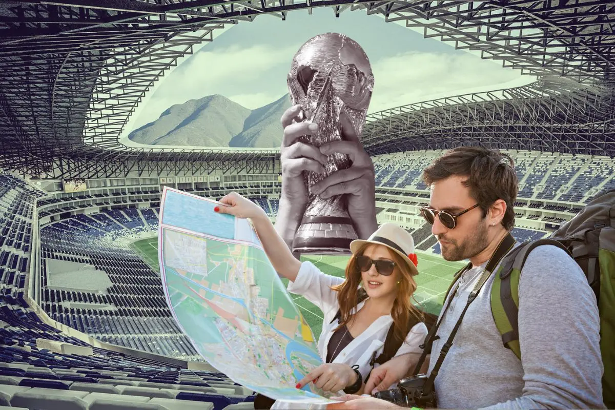 Estadio de los rayados de fondo, pareja de turistas y copa detrás Foto: Canva