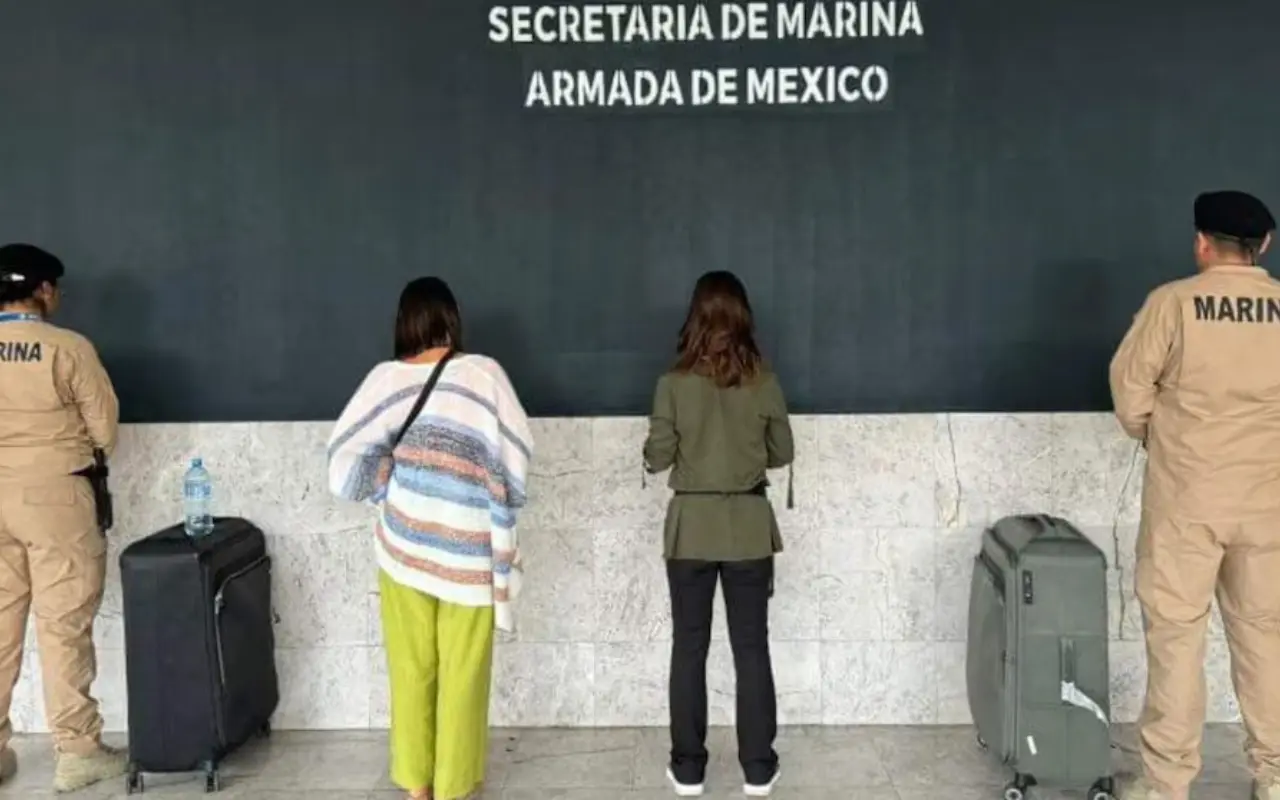 Las dos mujeres detenidas por personal de la Semar. Foto: Secretaría de Marina