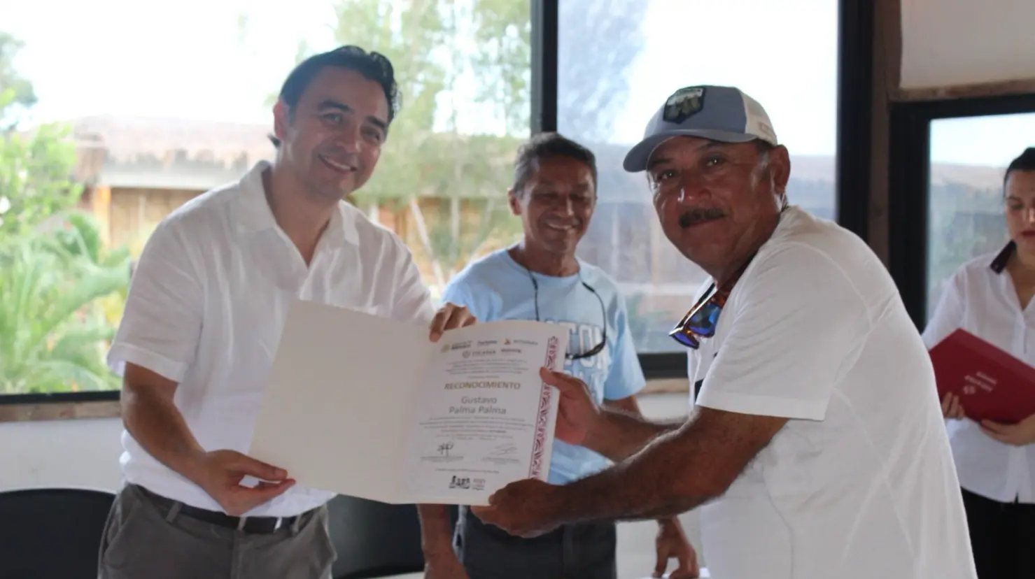 22 guías turísticos recibieron sus reconocimientos tras terminar el Diplomado de Formación de Guías Especializados en Turismo de Naturaleza en Dzilam de Bravo, Yucatán.- Fuente Sefotur