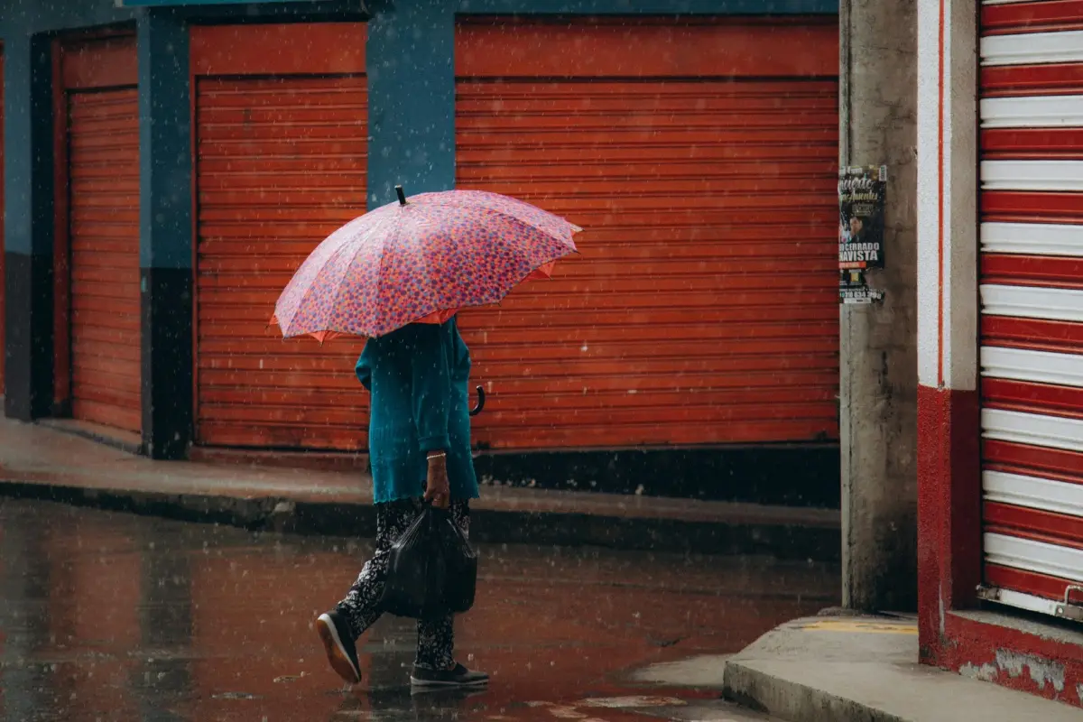 Mujer con sombrilla Foto: Pexels