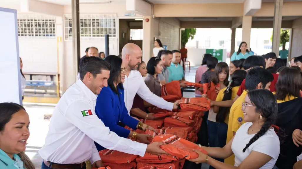 Raúl Cantú entrega más de 72 mil kits escolares gratuitos en Salinas Victoria