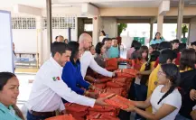Raúl Cantú entrega más de 72 mil kits escolares gratuitos en Salinas Victoria
