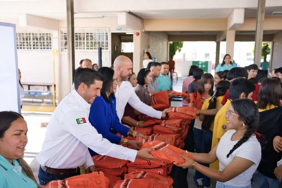 Raúl Cantú entrega más de 72 mil kits escolares gratuitos en Salinas Victoria