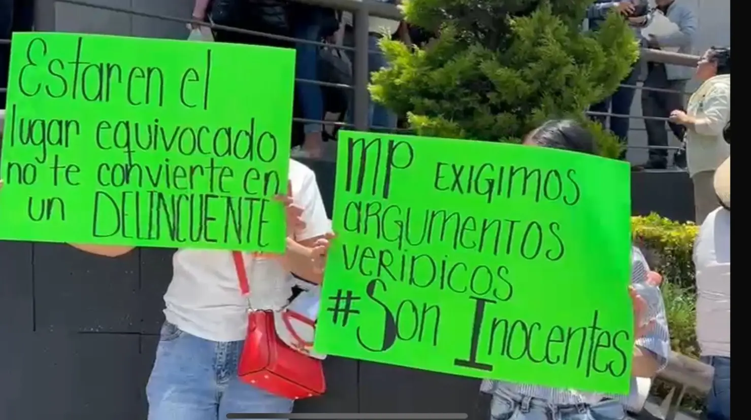 La detención se dio tras la denuncia de un comerciante, pero los familiares sostienen que los jóvenes solo se dedican a oficios como el taxi y la música. Imagen: Alberto Dzib