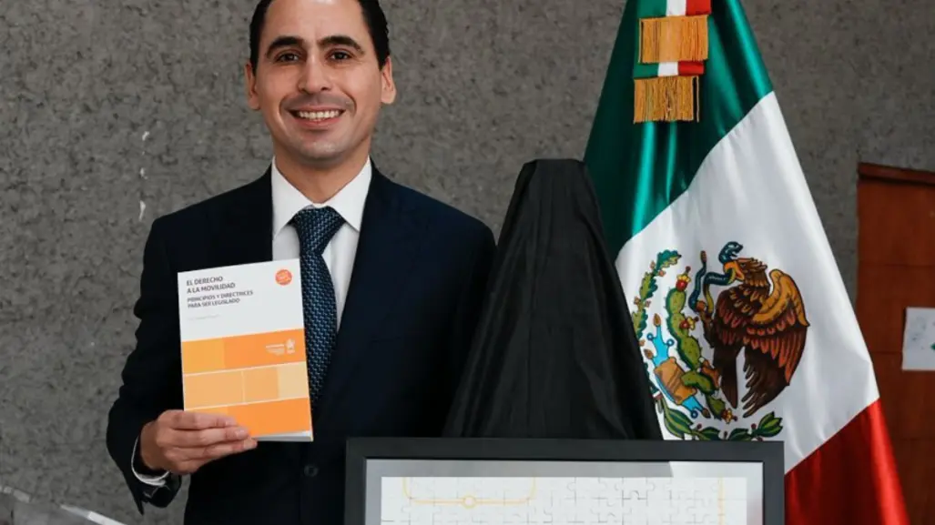 Luis Susarrey lanza libro con soluciones para el transporte público en Nuevo León