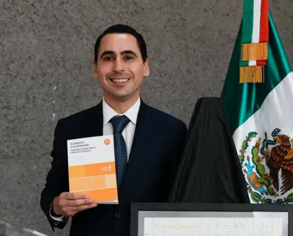Luis Susarrey lanza libro con soluciones para el transporte público en Nuevo León
