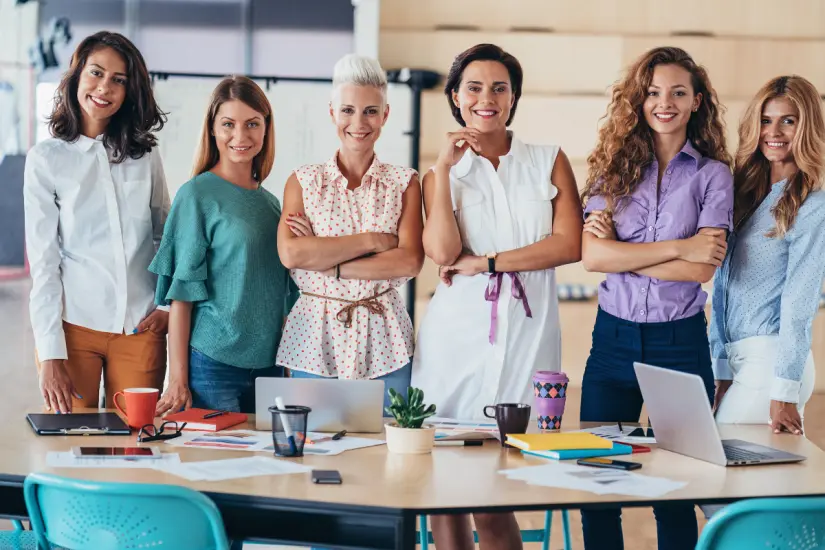 Mujeres trabajando. Foto: Canva