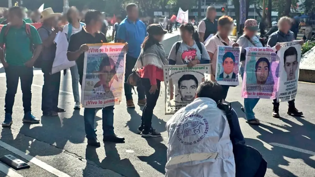 Padres de normalistas de Ayotzinapa se muestran decepcionados tras reunión con Claudia Sheinbaum