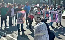 Padres de normalistas de Ayotzinapa se muestran decepcionados tras reunión con Claudia Sheinbaum