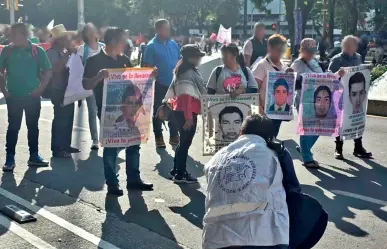 Padres de normalistas de Ayotzinapa se muestran decepcionados tras reunión con Claudia Sheinbaum