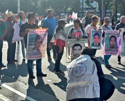 Padres de normalistas de Ayotzinapa se muestran decepcionados tras reunión con Claudia Sheinbaum