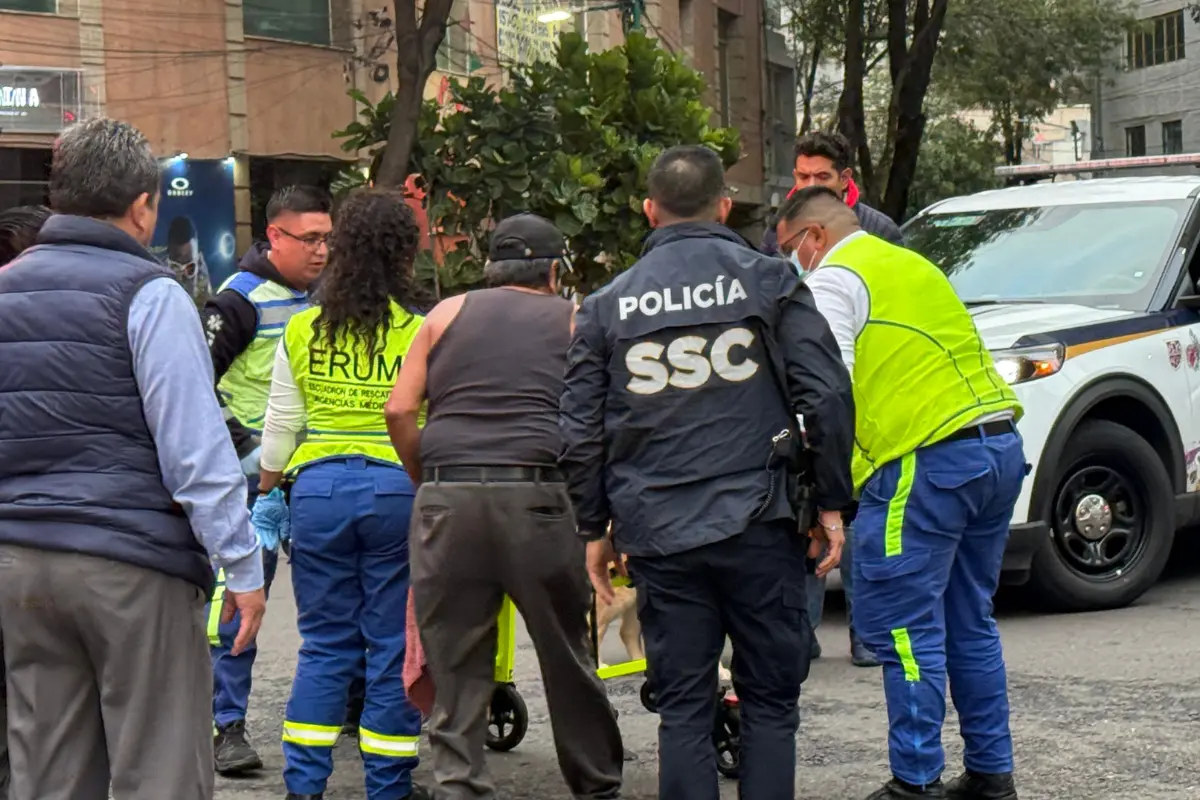 Policías y paramédicos del Escuadrón de Rescate y Urgencias Médicas atendiendo a la ciclista atropellada en CDMX.    Foto: Ramón Ramírez