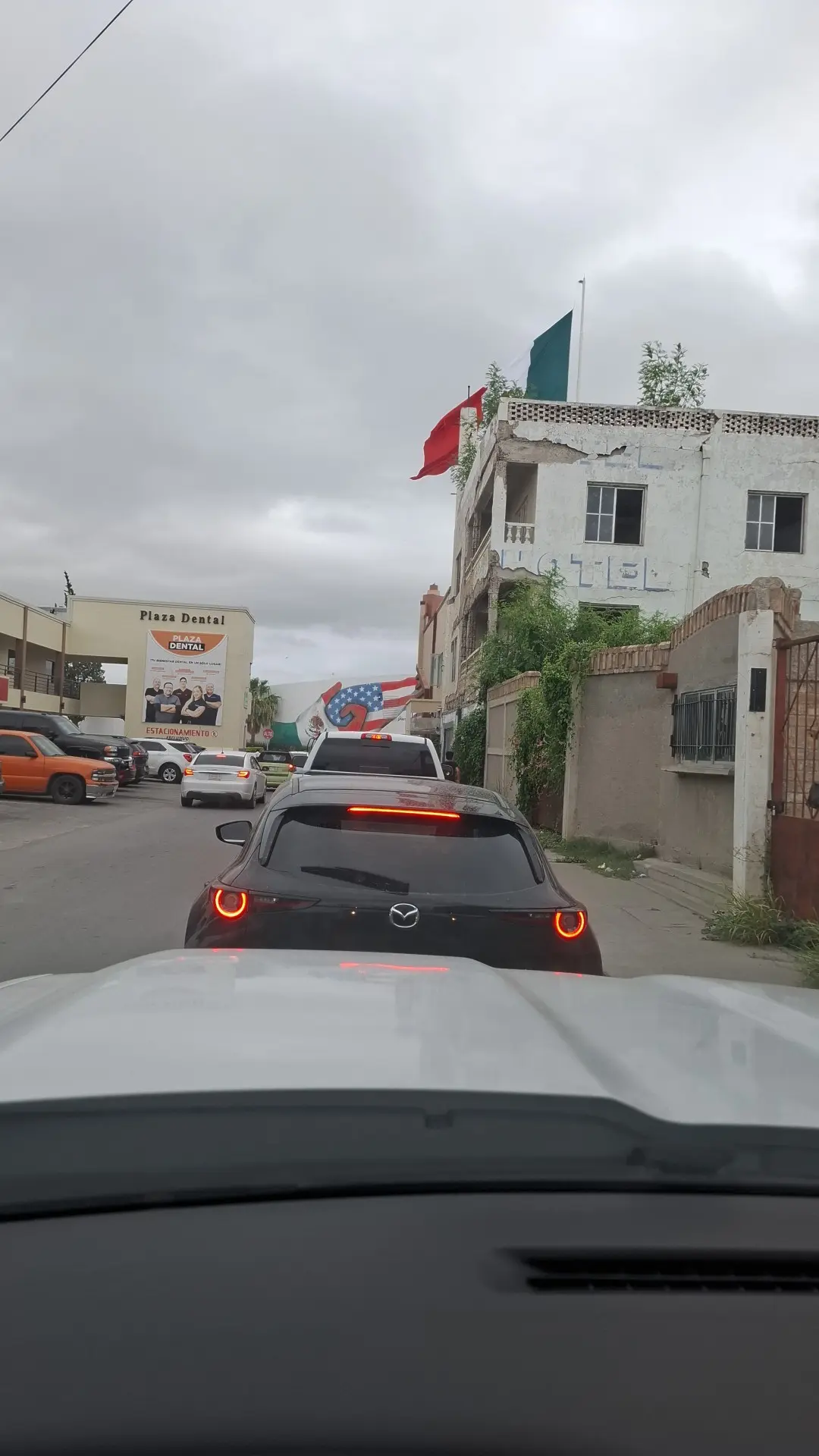 Fila para atravesar los puentes internacionales de Piedras Negras desde diversos puntos / Foto: Armando Charles Zavala