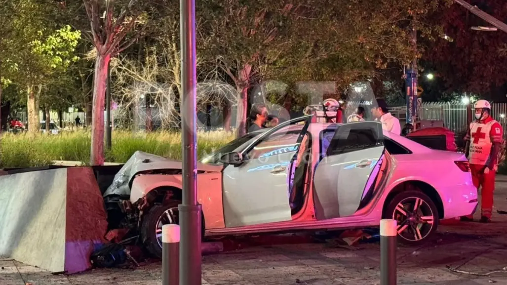 Choque en avenida Garza Sada deja a mujer lesionada