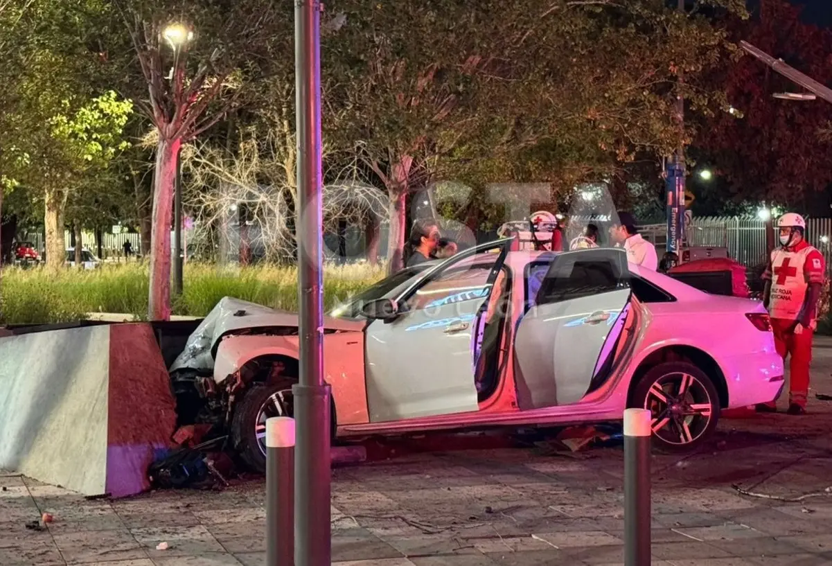 Afortunadamente, la mujer lesionada fue atendida en el lugar por personal de Protección Civil de Monterrey y la Cruz Roja, sin requerir traslado a un hospital. Foto: POSTA.