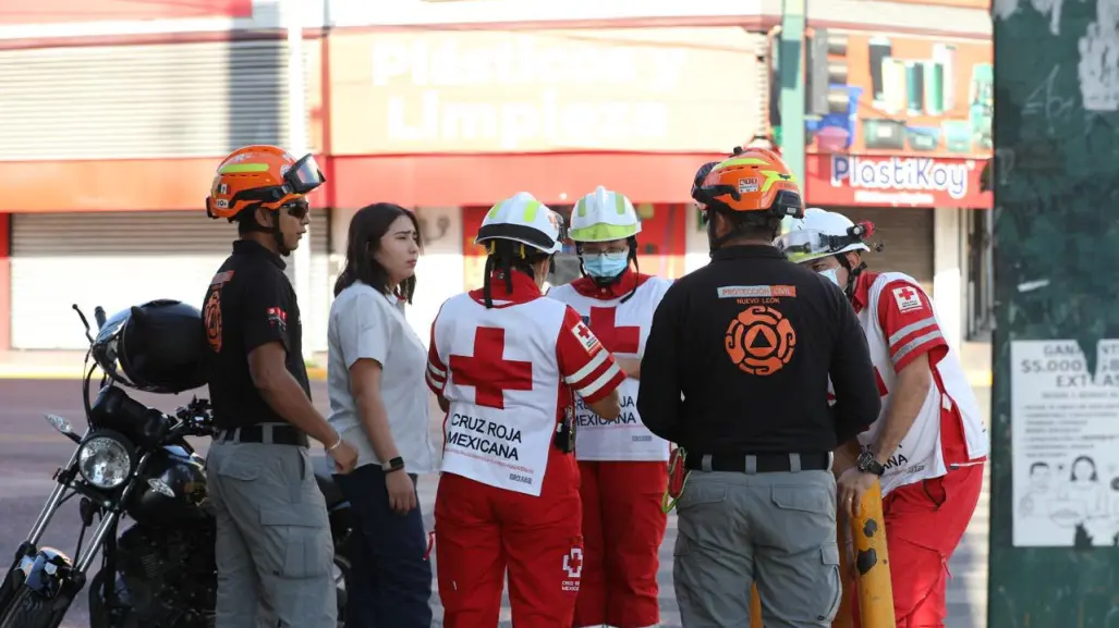 Choque entre camión y moto en Monterrey moviliza a Protección Civil