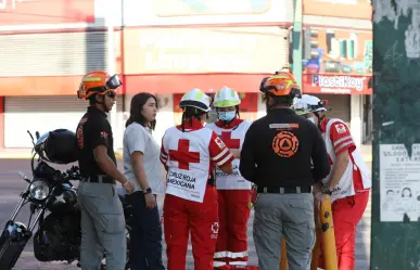 Choque entre camión y moto en Monterrey moviliza a Protección Civil