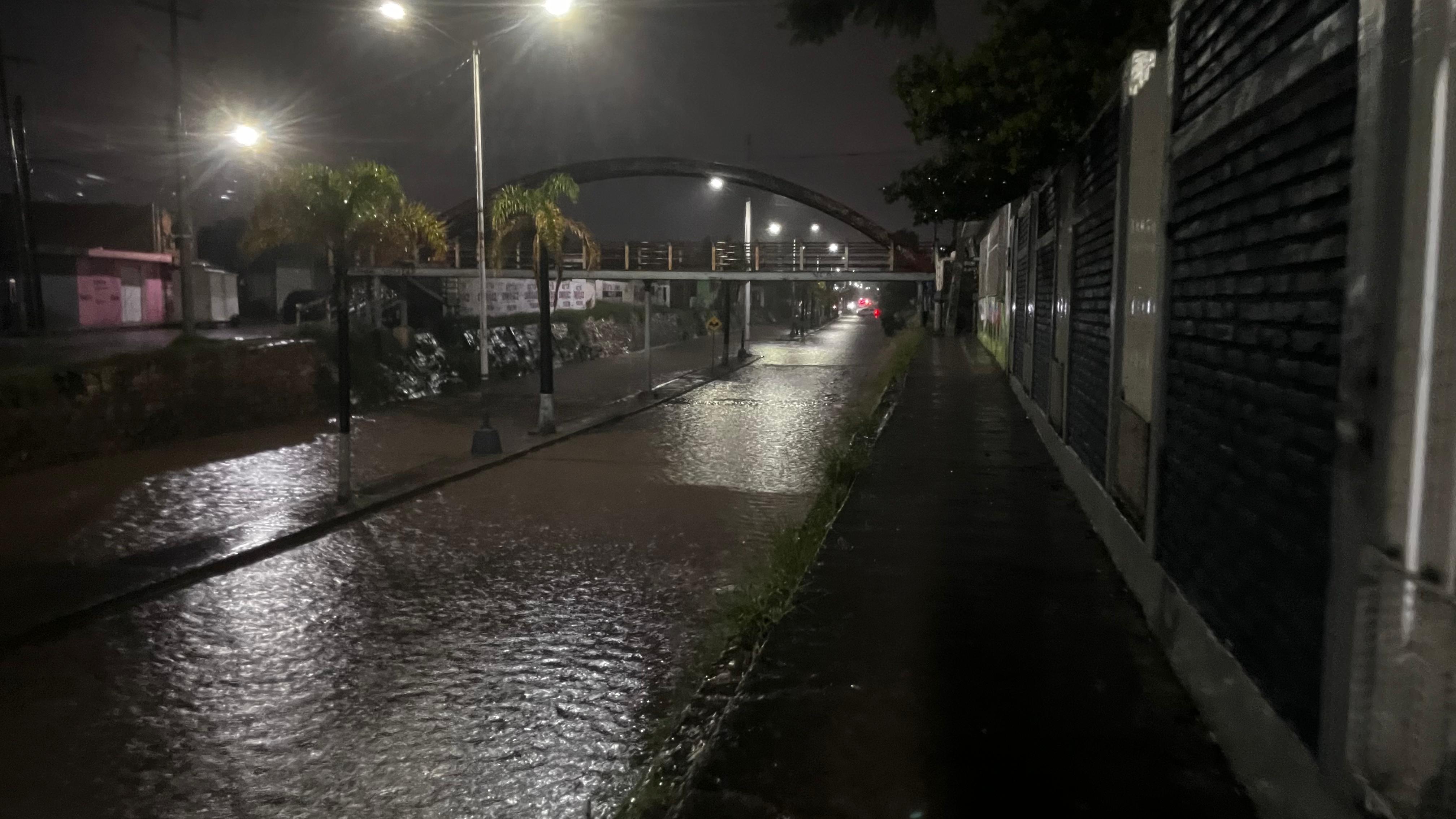 Calle Primo de Verdad luce inundada Calle Primo de Verdad luce inundada