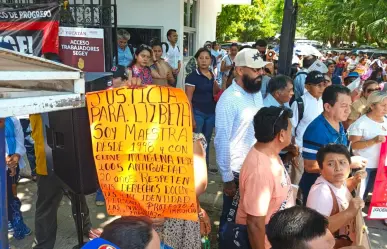 Maestros de Yucatán protestan en la SEGEY por incumplimiento de acuerdos