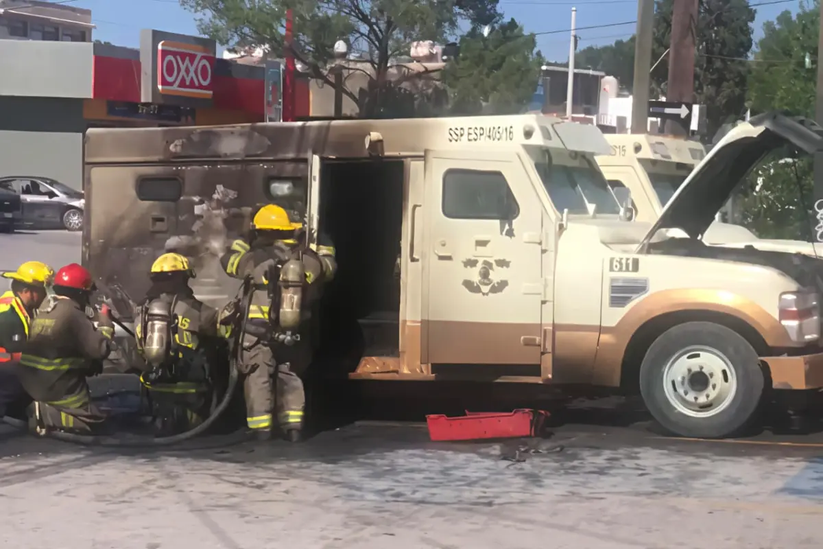 Al lugar se dieron cita elementos de la Policía Municipal, quienes en primer instancia aseguraron un perímetro para que los transeúntes se mantuvieran a una distancia segura./Foto: Marco Juárez