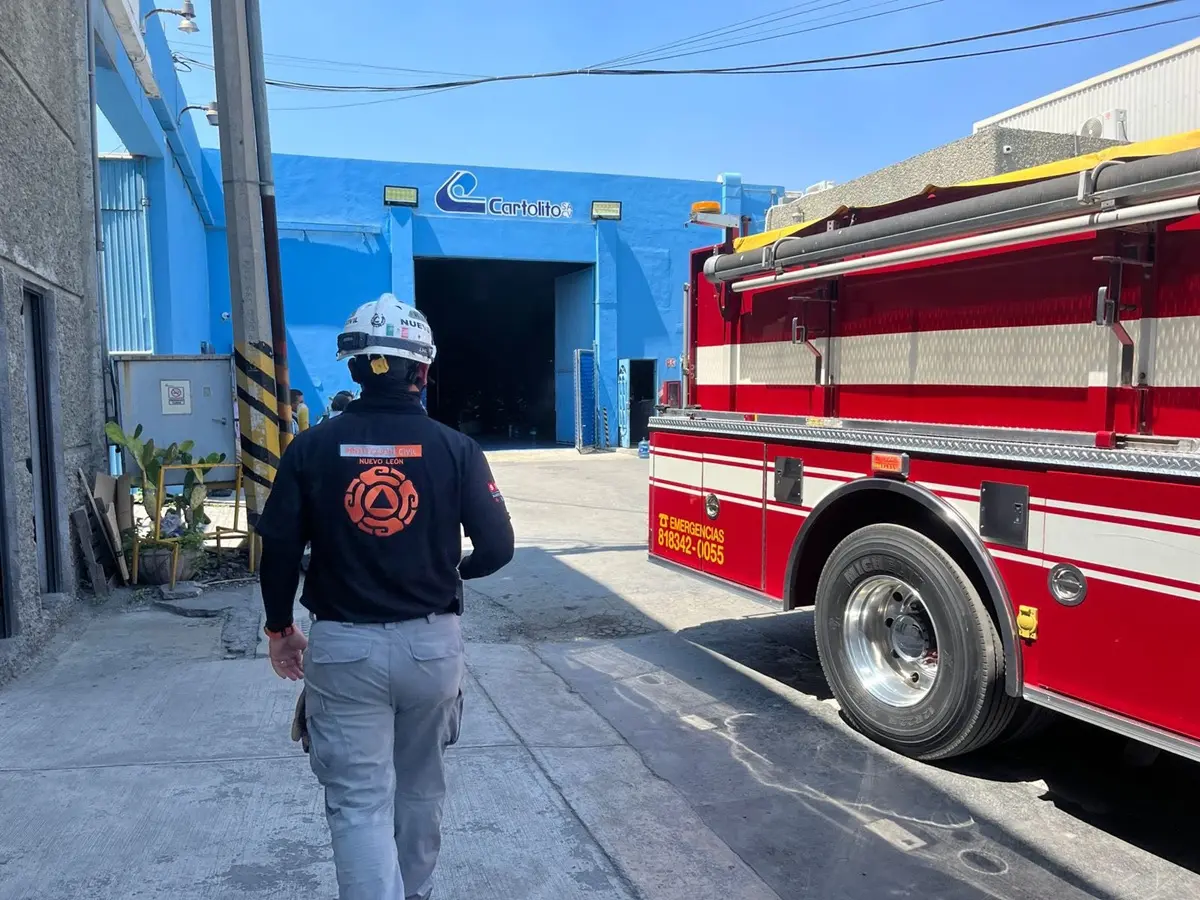 Protección Civil de Nuevo León no reporta personas lesionadas ni con síntomas de intoxicación tras registrarse un incendio en una bodega en la colonia Burócratas del Estado, en el municipio de Monterrey. Foto: Protección Civil de Nuevo León