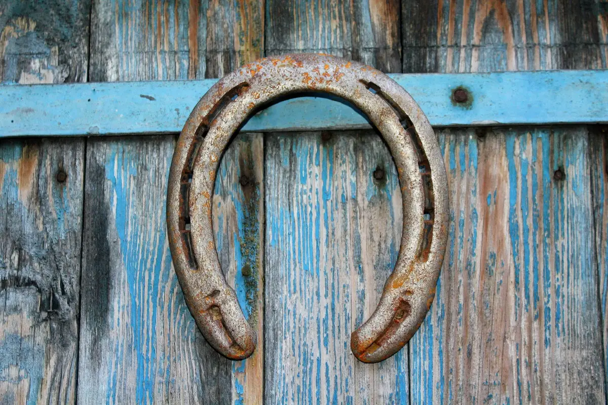 Colgar una herradura en la entrada de una vivienda se lleva a cabo para atraer y retener la buena fortuna. Foto: Freepik