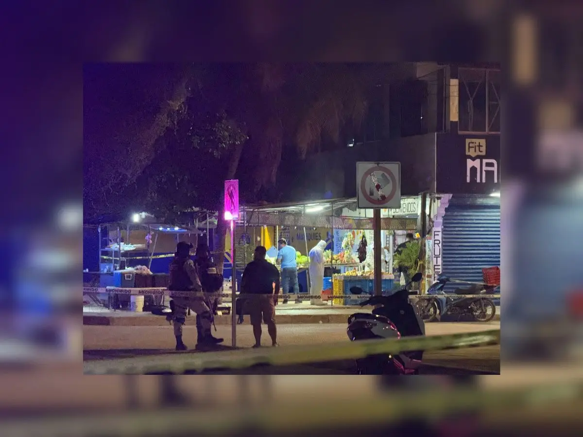 Gran movilización de las autoridades de seguridad se registró la noche del miércoles en la localidad de Felipe Carrillo Puerto, Quintana Roo, por la ejecución de una persona en el interior de una frutería.- Fuente Extra Q.Roo