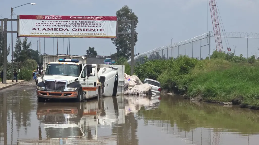 FOTOS | Tráiler se vuelca en Periférico Oriente por baches e inundación