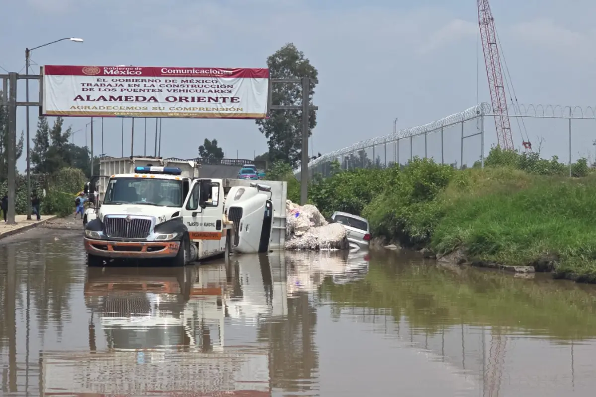 Tráiler se vuelca en Periférico Oriente por baches e inundación. Foto: Luis Antonio Alfaro