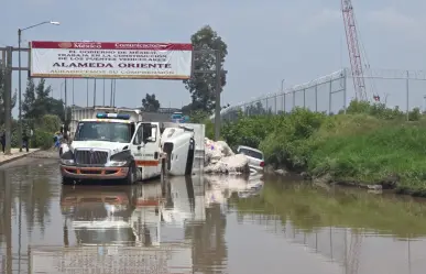 FOTOS | Tráiler se vuelca en Periférico Oriente por baches e inundación
