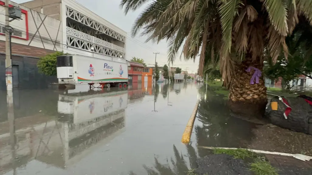VIDEO | Lluvias inundan calles y viviendas en más de 15 cuadras de Nezahualcóyotl y La Paz, Edomex