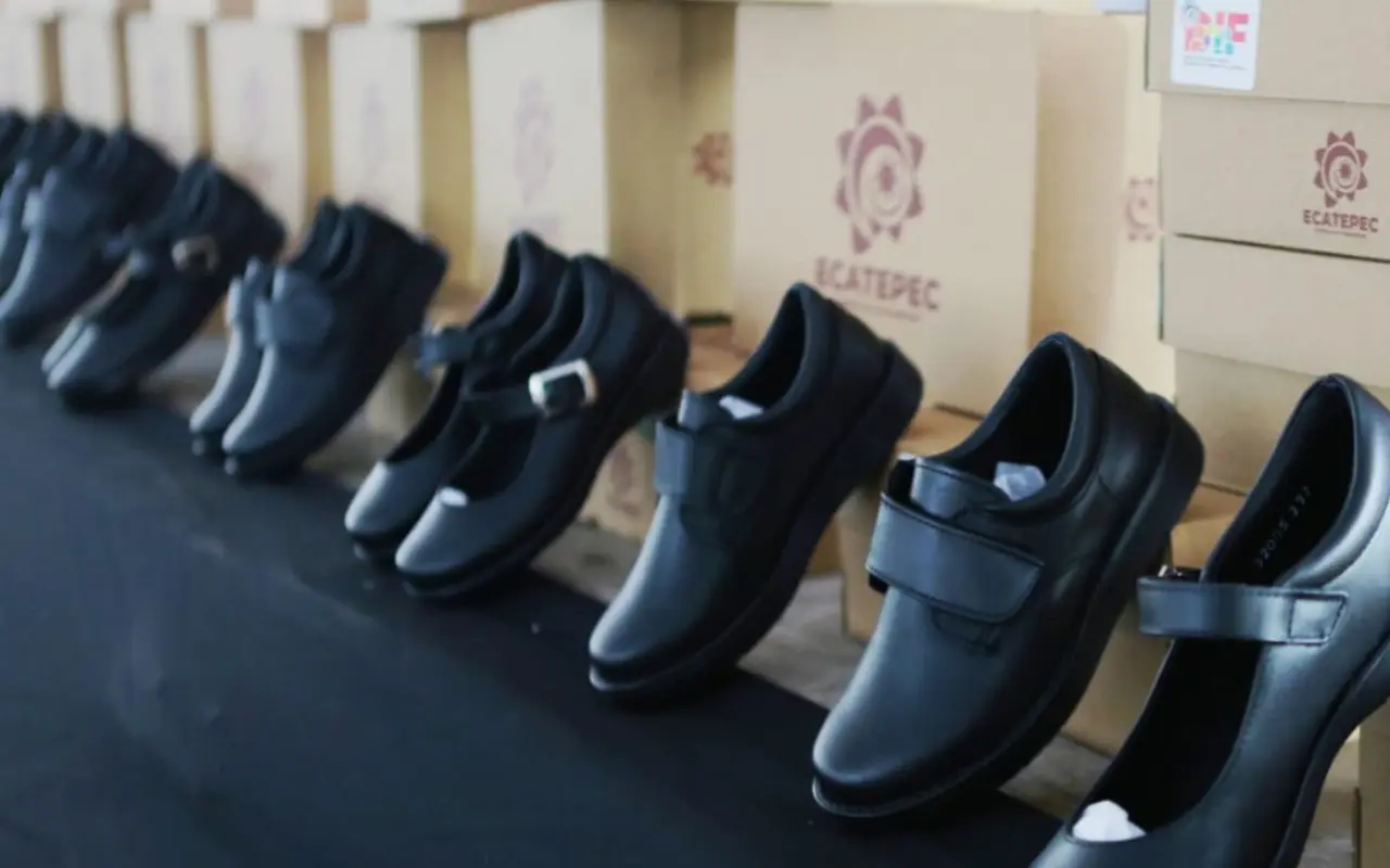 Zapatos del programa Zapatón. Foto: FB/ Azucena Cisneros Coss (Canva)