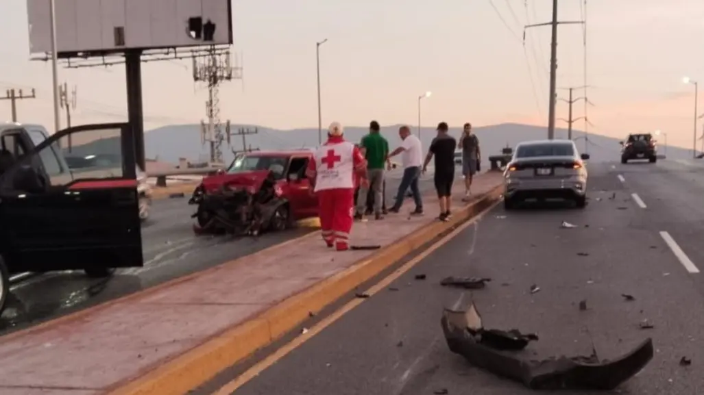 Choque de autos provoca fuerte tráfico en la avenida Rangel Frías