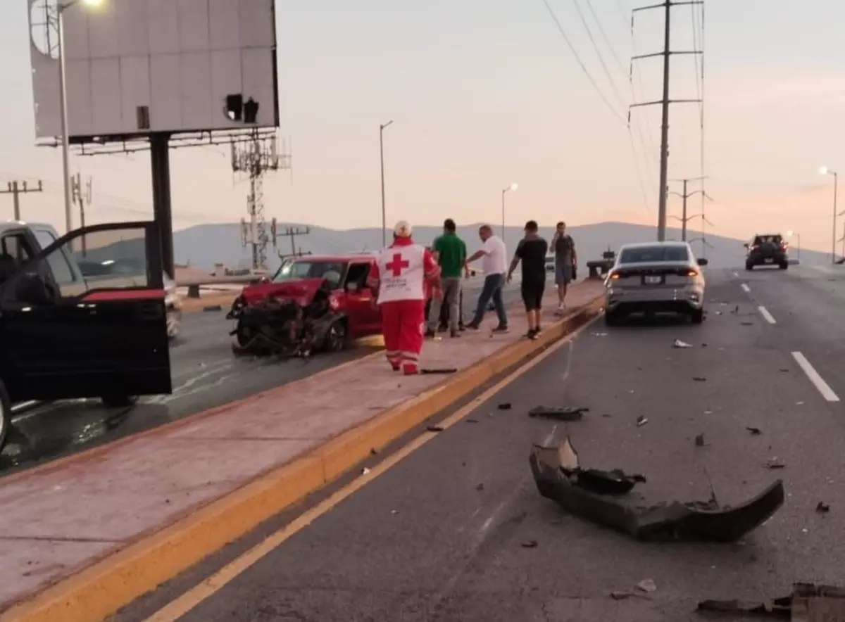 Los accidentes de tránsito como este choque de autos en la avenida Rangel Frías ponen de relieve la necesidad de extremar precauciones al conducir. Foto: Protección Civil de Nuevo León.