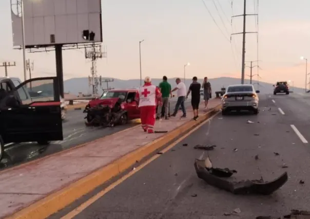 Choque de autos provoca fuerte tráfico en la avenida Rangel Frías
