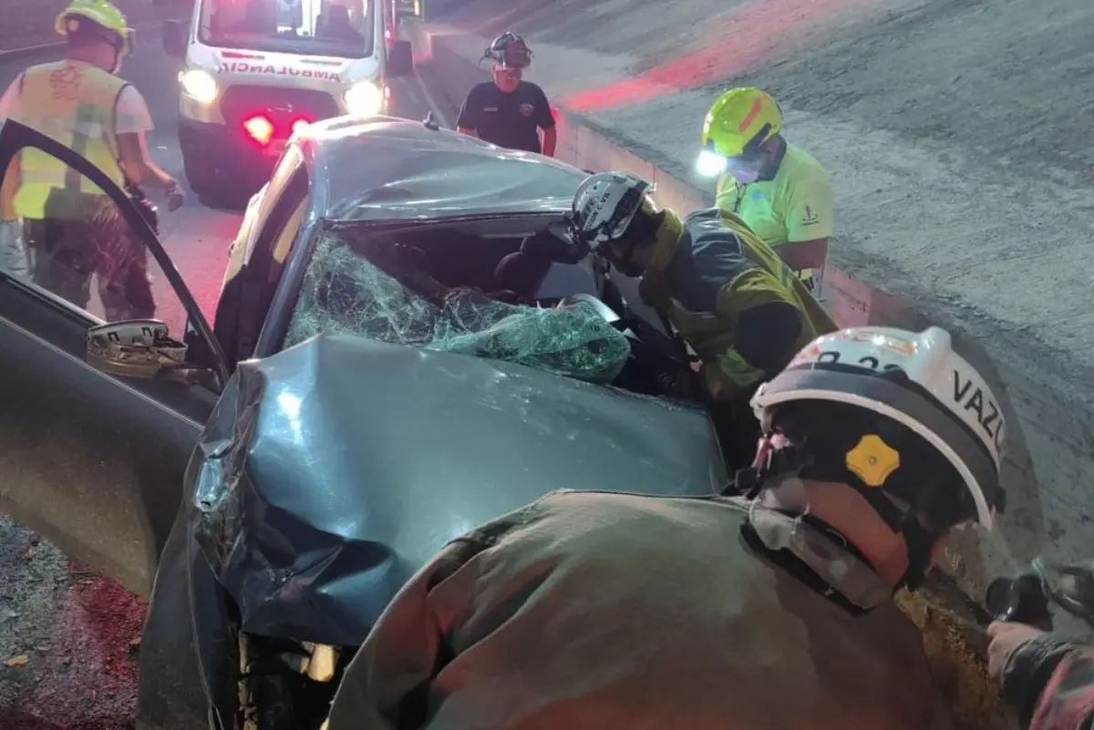 Accidente en Morones Prieto deja una persona fallecida y cierra vialidad en Guadalupe. Foto: PCNL.