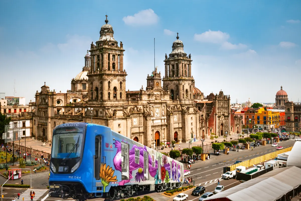 Catedral de CDMX y Centrobús. Foto: @HectorUlisesGN | Canva