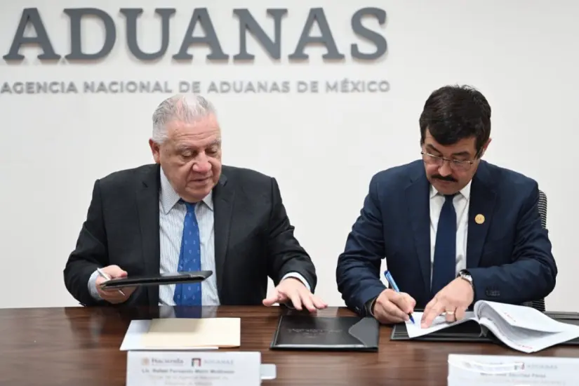 Firma de convenio de colaboración entre el rector de la UAT, Dámaso Anaya Alvarado, y el titular de la ANAM, Rafael Marín Mollinedo | Foto: UAT