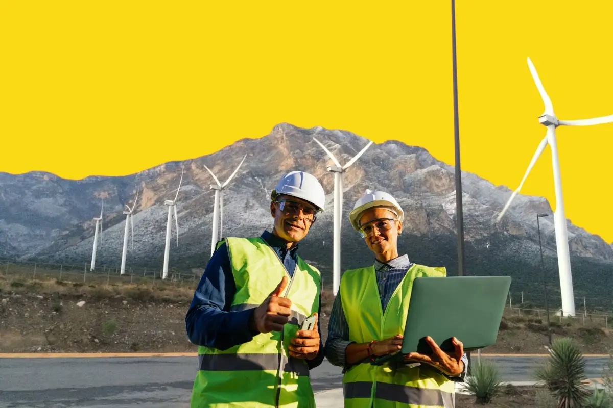 Trabajadores y de fondo parque eólico de Santa Catarina Foto: Canva