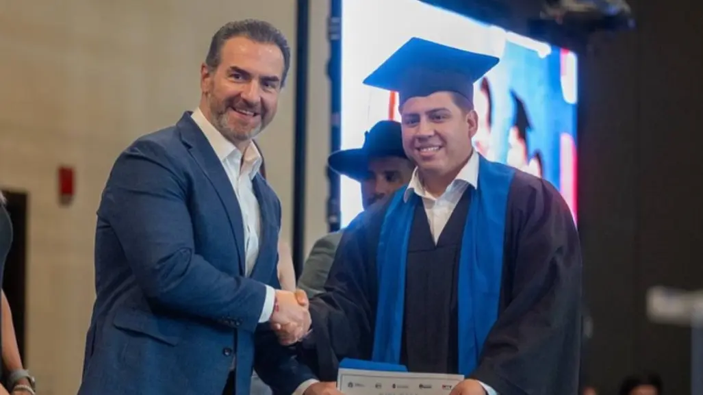 Educación gratuita en Monterrey: 165 jóvenes egresan de la Prepa Regia