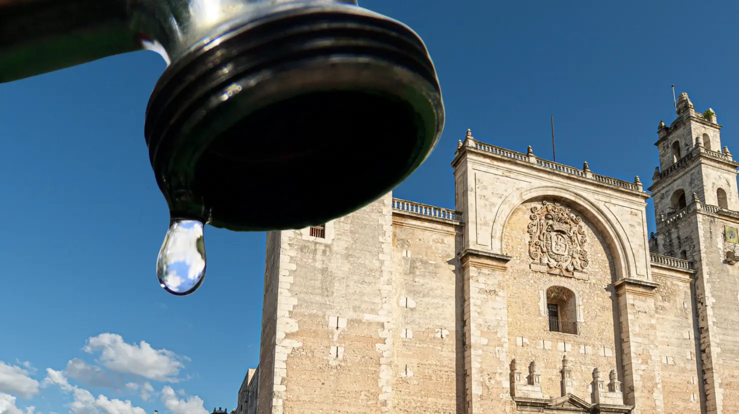 Un estudio revelo el alto gasto que realizan habitantes de condominios y fraccionamientos para abastecerse de agua con pipas, ante la falta de flujo normal del líquido vital.- Fuente Canva