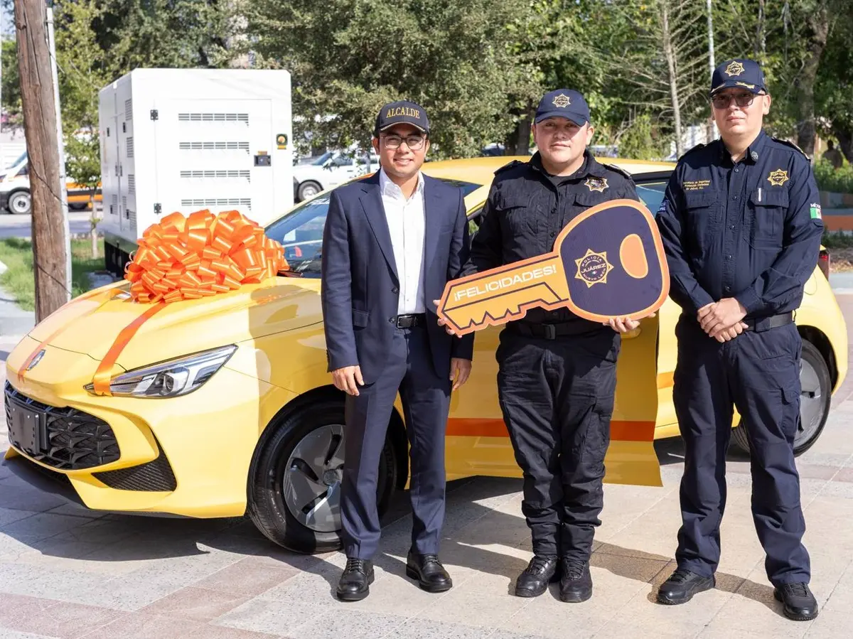 El alcalde de Juárez, Félix Arratia, rifó un auto MG3 2025 en el marco del Día del Policía entre los miembros de la coporación policiaca municipal. Foto: Gobierno de Juárez