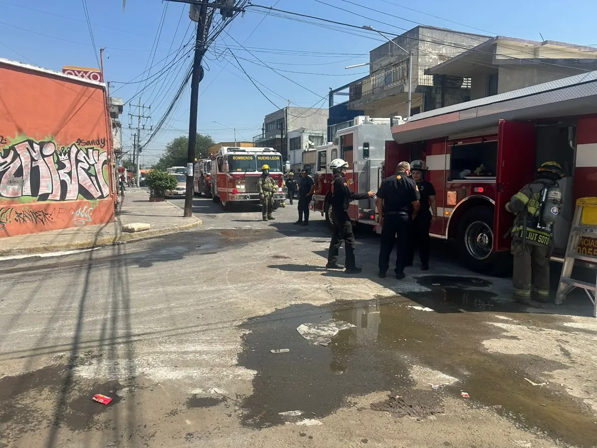 Elementos de Protección Civil y Bomberos de Nuevo León lograron controlar la fuga de material peligroso proveniente de baterías para vehículos tipo montacargas. Foto: Protección Civil de Nuevo León