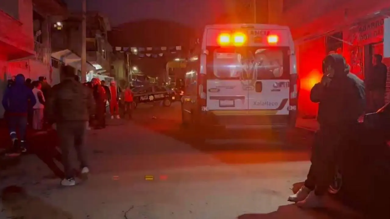 Hombre que disparó a tres personar en Edomex fue linchado hasta morir en el tianguis de Xalatlaco. Foto: @Mario_CRM / @EnfoqueNoticias
