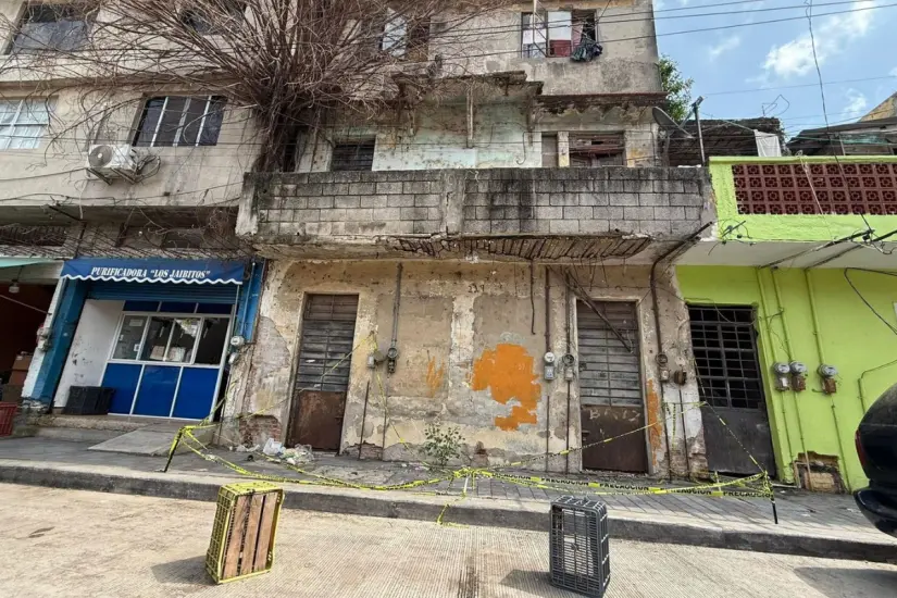 Cornisas, techos y paredes de antiquísimos edificios en peligro de colapso. Foto: Axel Hassel